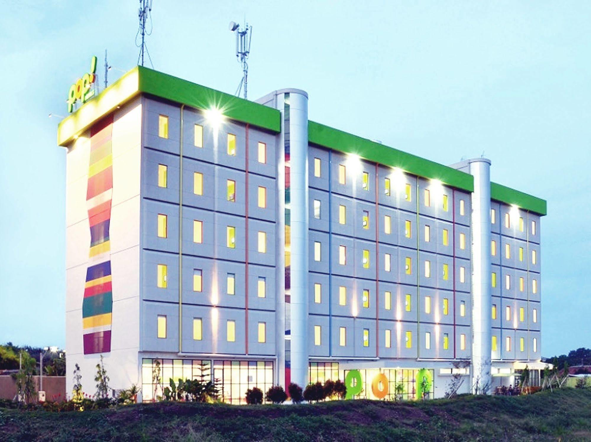 POP! Hotel Airport Jakarta Tangerang Exterior foto